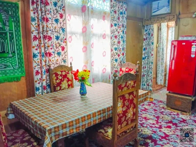 dal lake houseboat room18