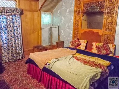 dal lake houseboat room2